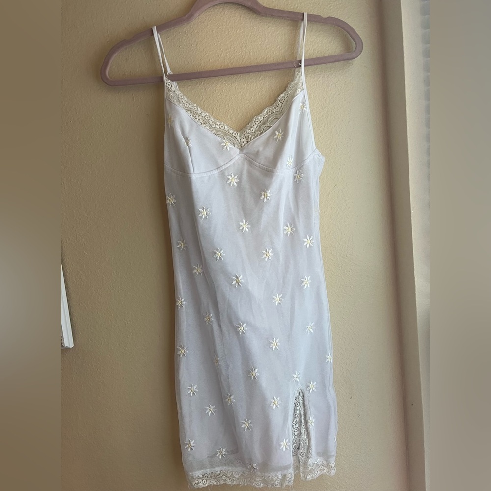 daisy bodycon dress in white daisy embro white